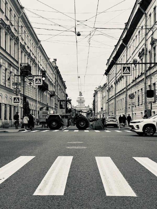 Пробираясь сегодня через очередной полицейский кордон, вспомнил одну историю.