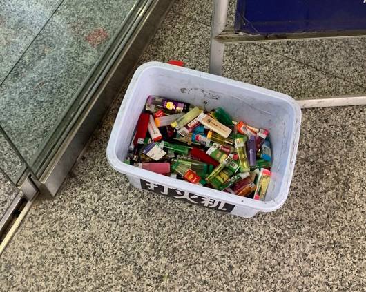 В Китае практически повсеместный запрет на пронос зажигалок. Куда угодно — не только в самолё...